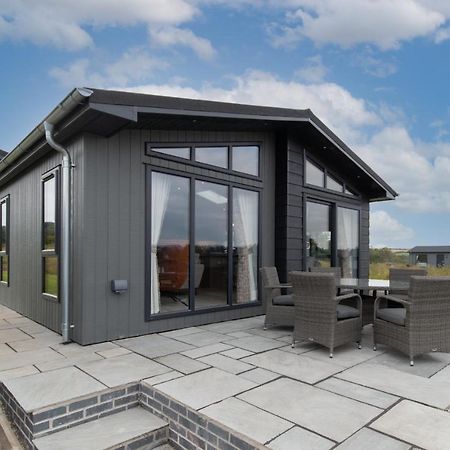 Ael-Y-Bryn - Luxury Lodge, Hot Tub, Three En-Suite Bedrooms Penally Exteriör bild