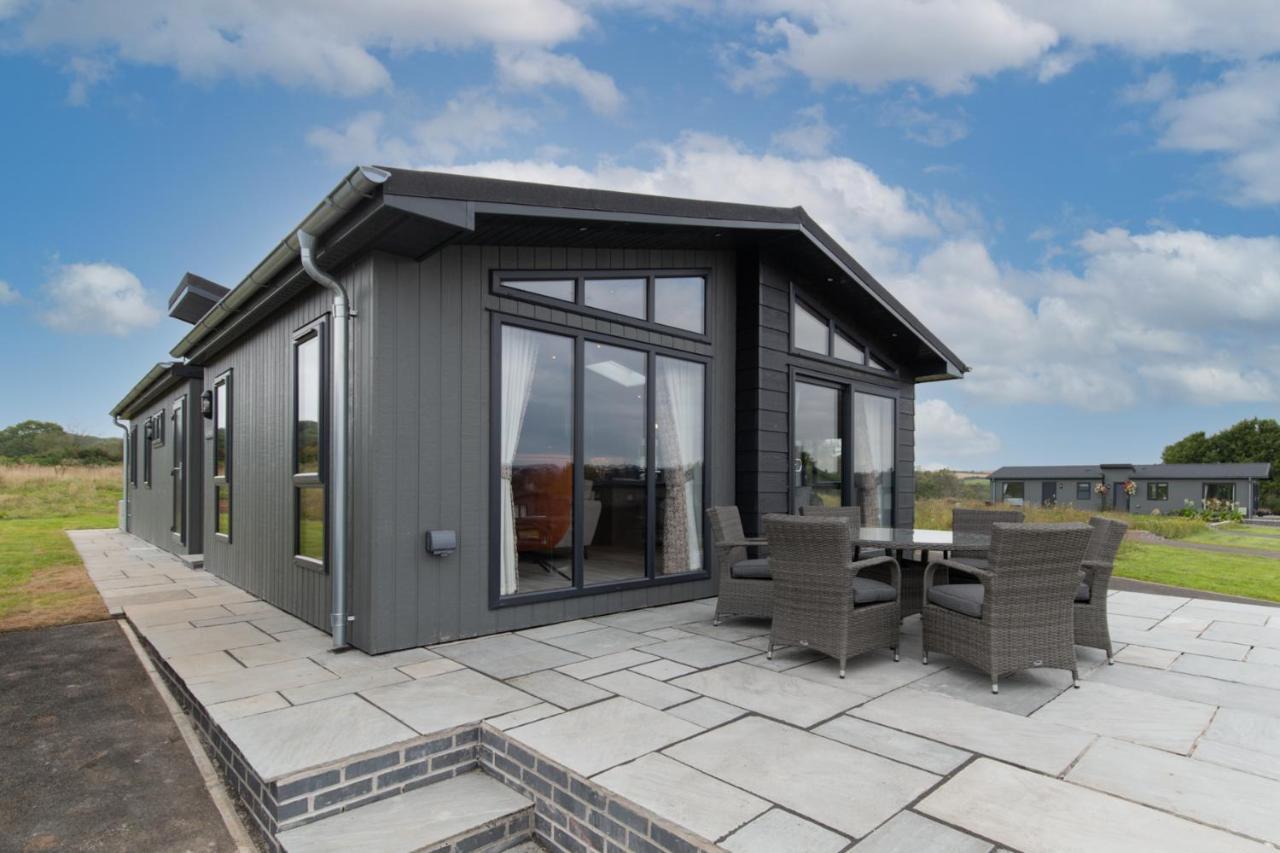 Ael-Y-Bryn - Luxury Lodge, Hot Tub, Three En-Suite Bedrooms Penally Exteriör bild