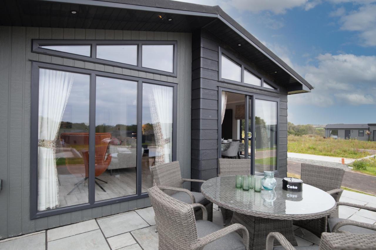 Ael-Y-Bryn - Luxury Lodge, Hot Tub, Three En-Suite Bedrooms Penally Exteriör bild