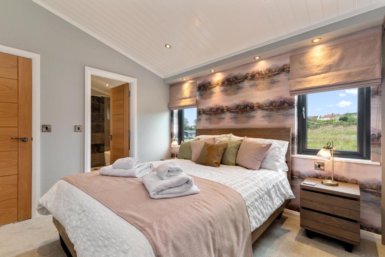 Ael-Y-Bryn - Luxury Lodge, Hot Tub, Three En-Suite Bedrooms Penally Exteriör bild